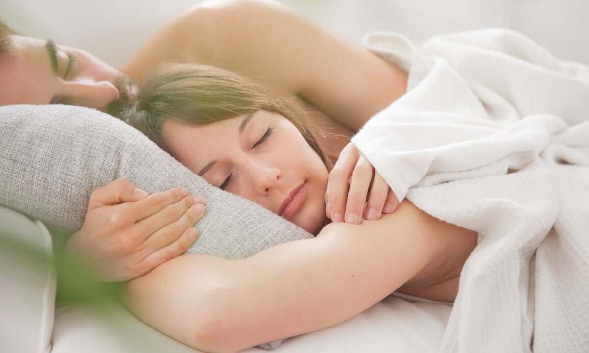 因为晚上在同一张床上与合作伙伴的影响睡觉？
