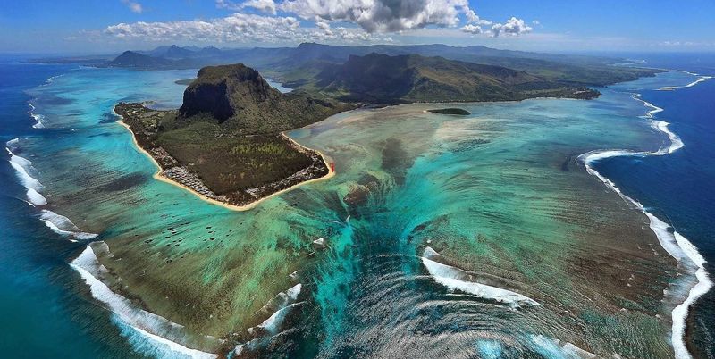 Beneath the island of Mauritius traces of the 