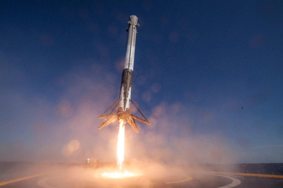 SpaceX वितरित करेंगे आईएसएस के लिए घातक जीवाणु