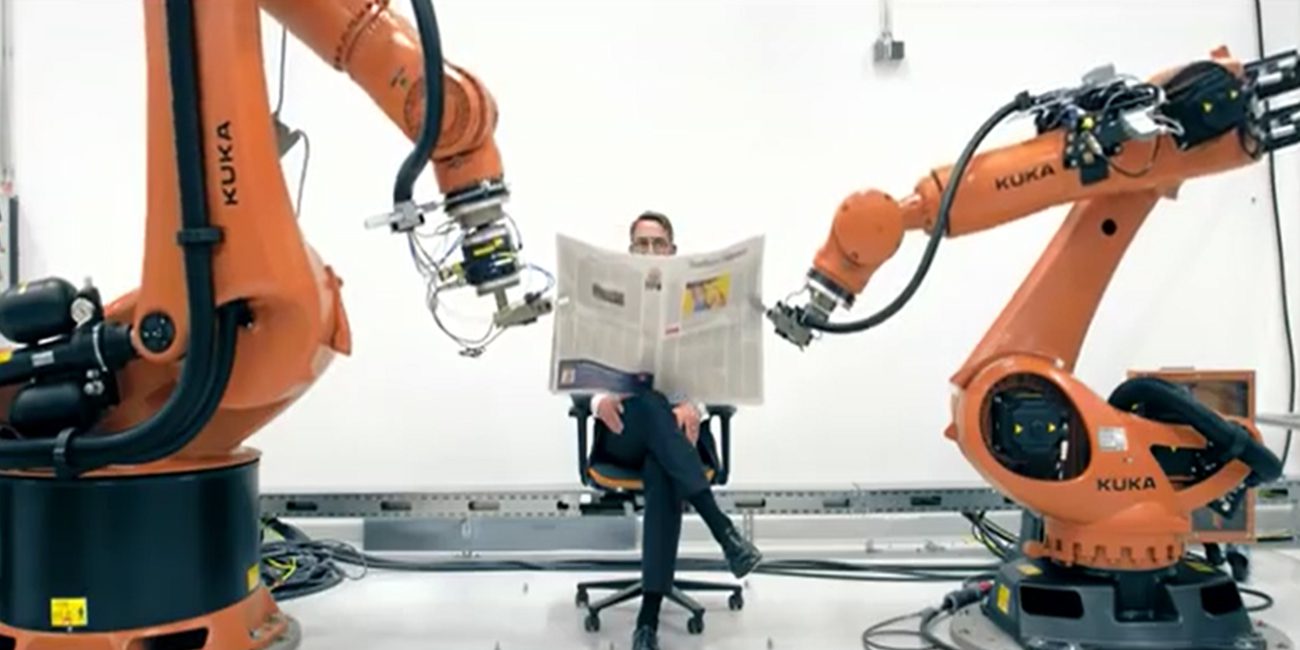 Les photographes se sont efforcés: robots industriels ont tenu une séance photo son directeur