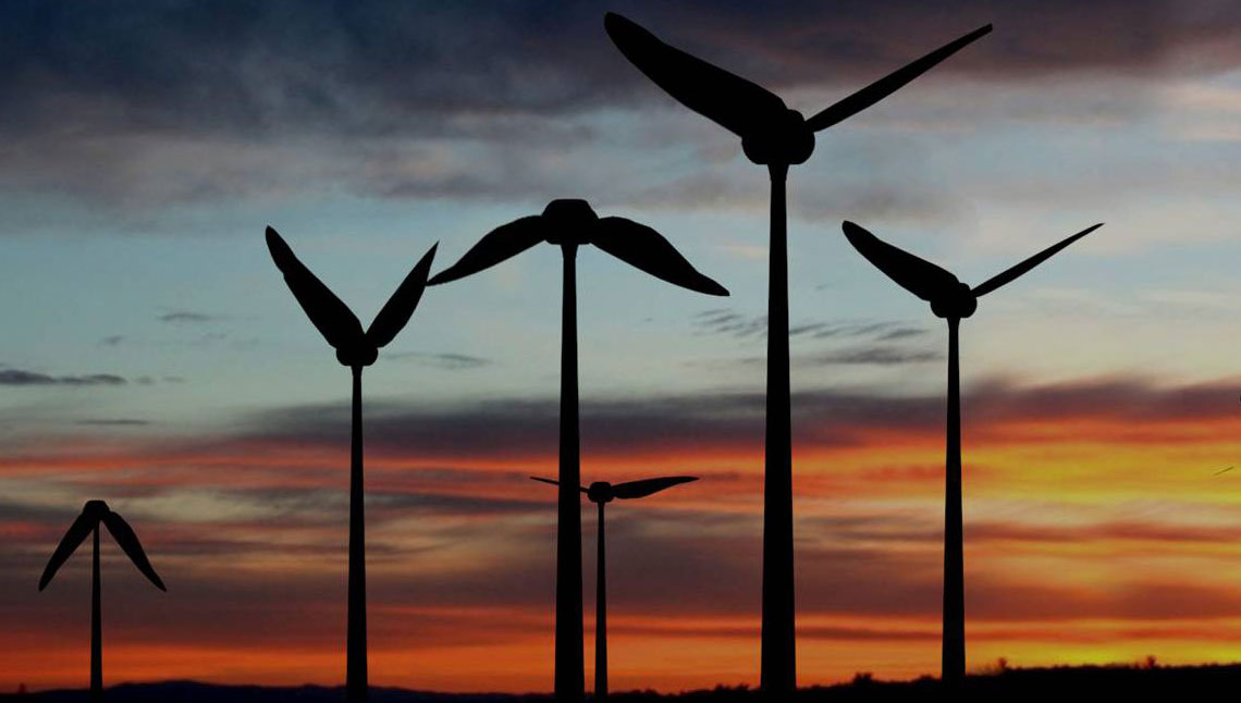 Présenté d'une éolienne Tyer Vent, les pales de laquelle se déplacent comme des ailes d'oiseaux en vol