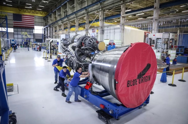 Jeff bezos mostró un nuevo y totalmente montado un motor de cohete BE-4