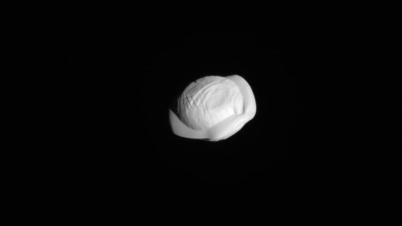 #foto | Nuove immagini del satellite di Saturno hanno confermato che è simile a un raviolo