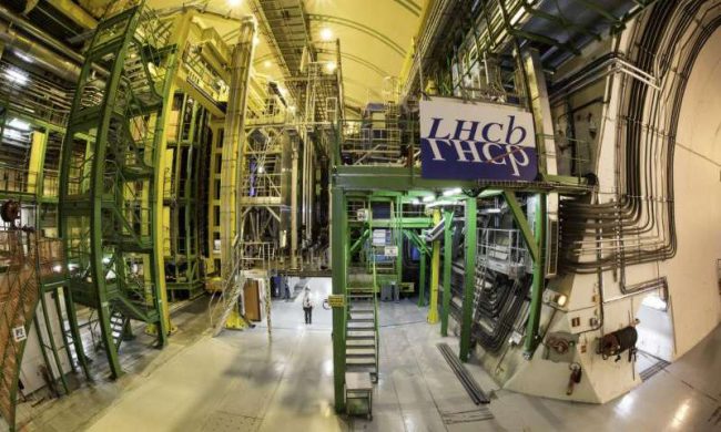 LHCb тауып, жаңа осы анықтамаға ықтимал ауытқу Стандартты моделін