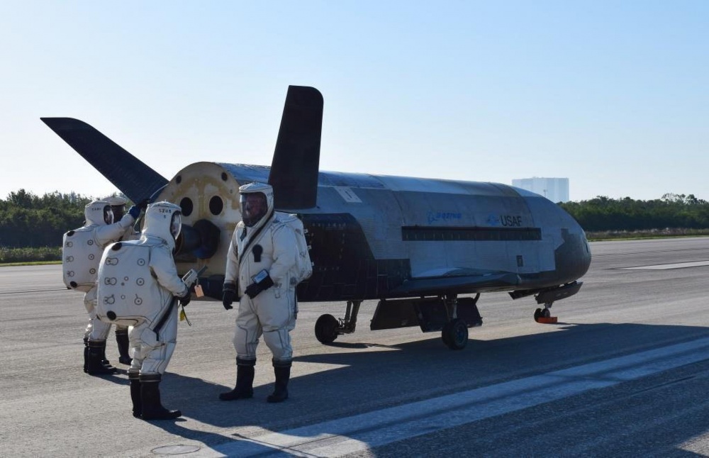 Pilota di una navicella spaziale air FORCE degli stati UNITI è atterrato dopo due anni in orbita