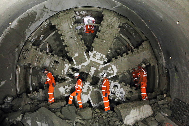 Bohrgeräten Ilona Maske traten zum Graben der Tunnel