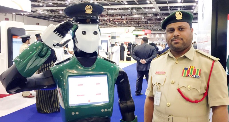 Une première dans le monde de robot-policier a commencé à travailler