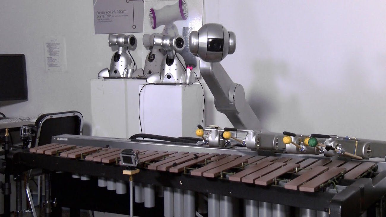 Четверорукий robot es un músico que juega la música en la propia composición