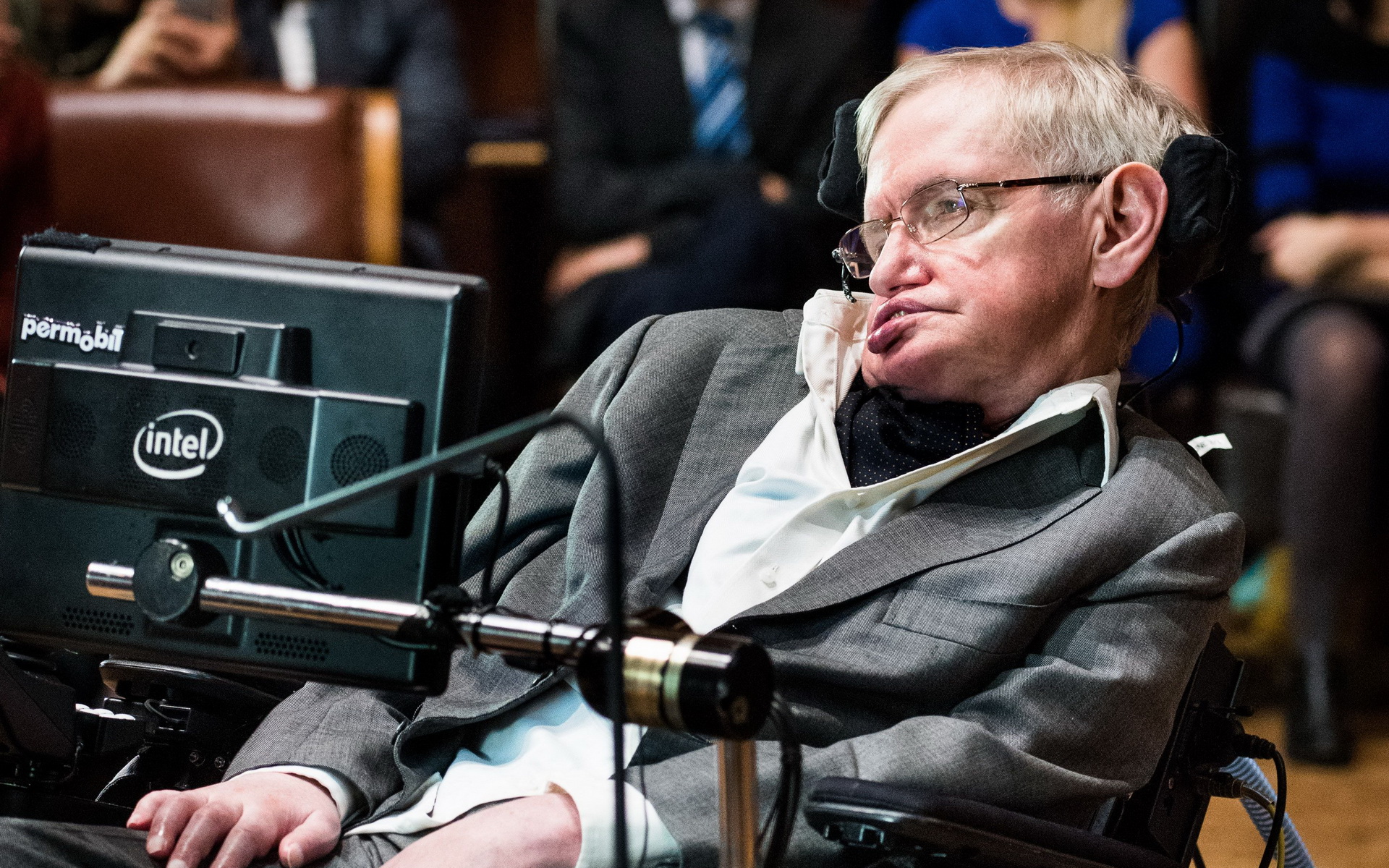 Stephen Hawking: Je suis convaincu que l'humanité a besoin de quitter la Terre