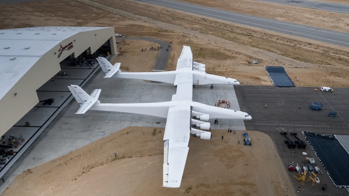 Das Flugzeug für den Start von Trägerraketen von Stratolaunch Systems zum ersten mal verließ den Hangar