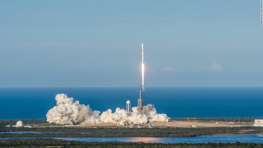 SpaceX re-lançou a nave espacial Dragon