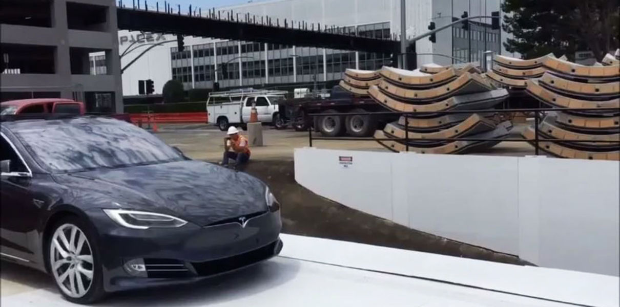 Musk a montré en fait, le premier sous-sol d'un ascenseur pour les machines