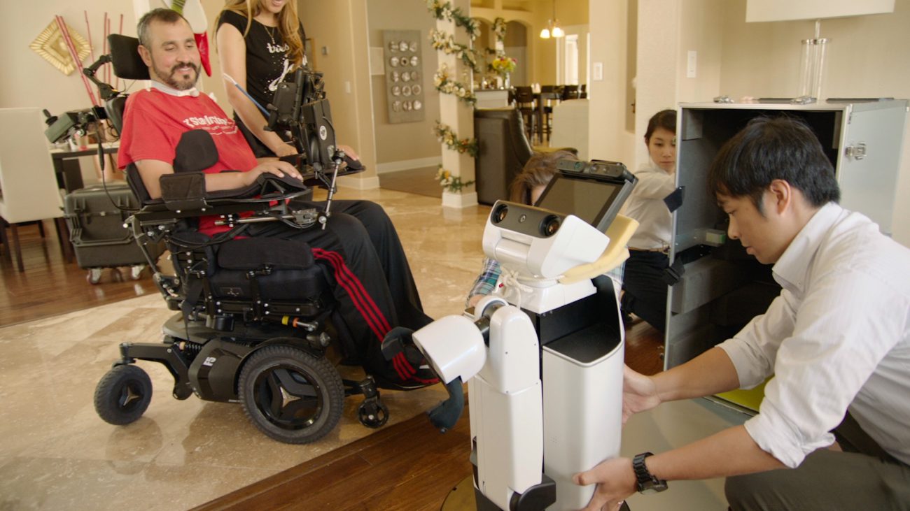 Le robot de Toyota a commencé à aider la personne handicapée à domicile