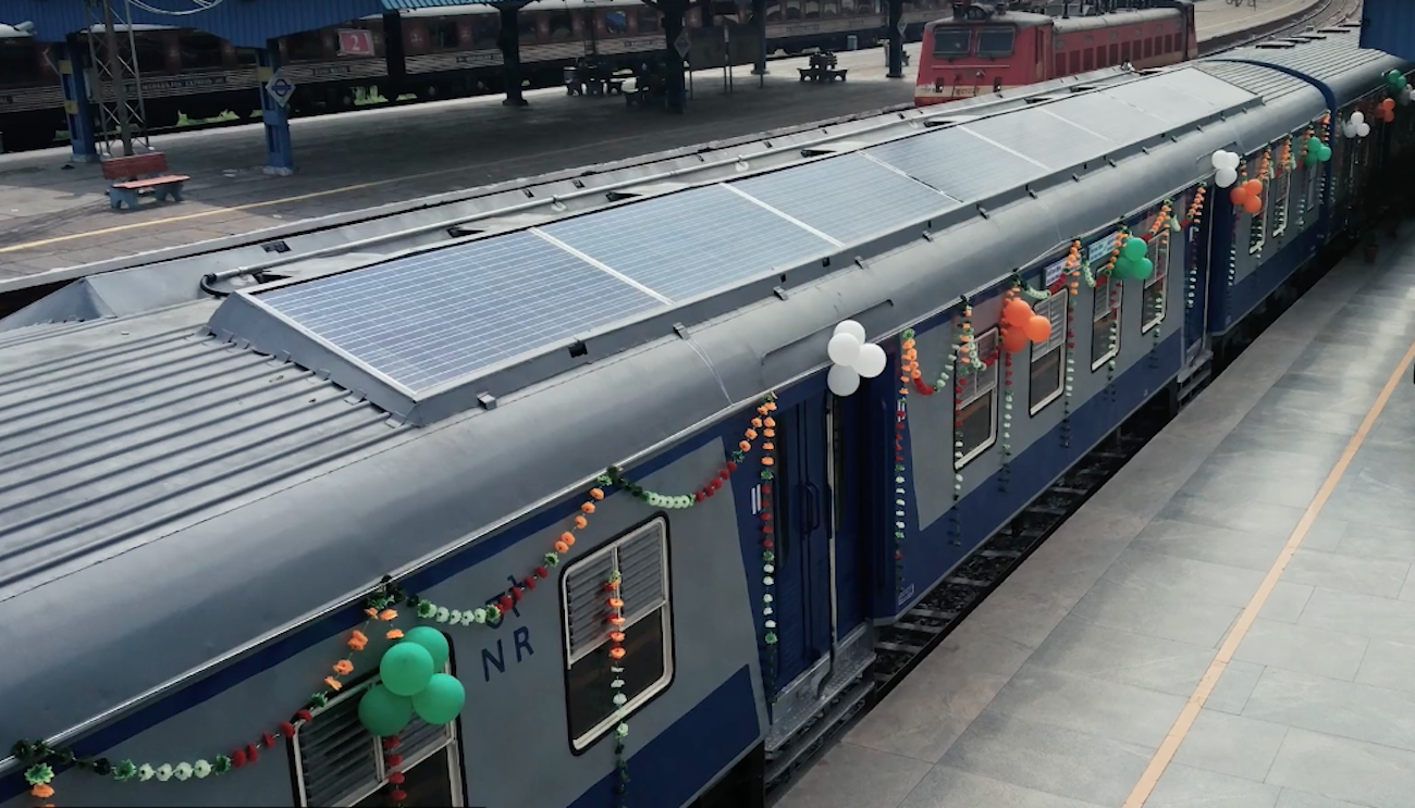 インド発の電車は、ほぼ完全に走る太陽電池