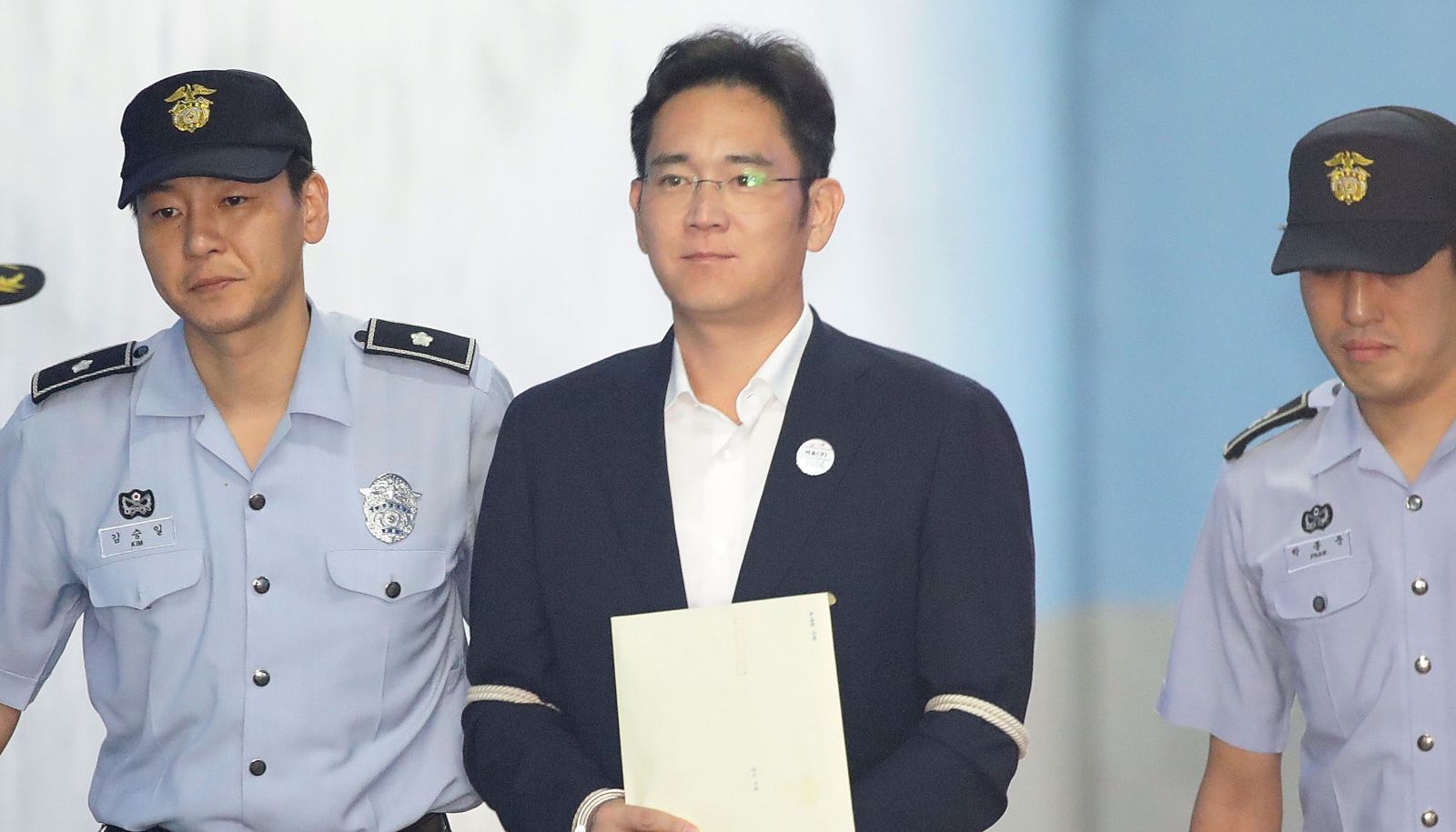 Il capo di Samsung terrà cinque anni di carcere