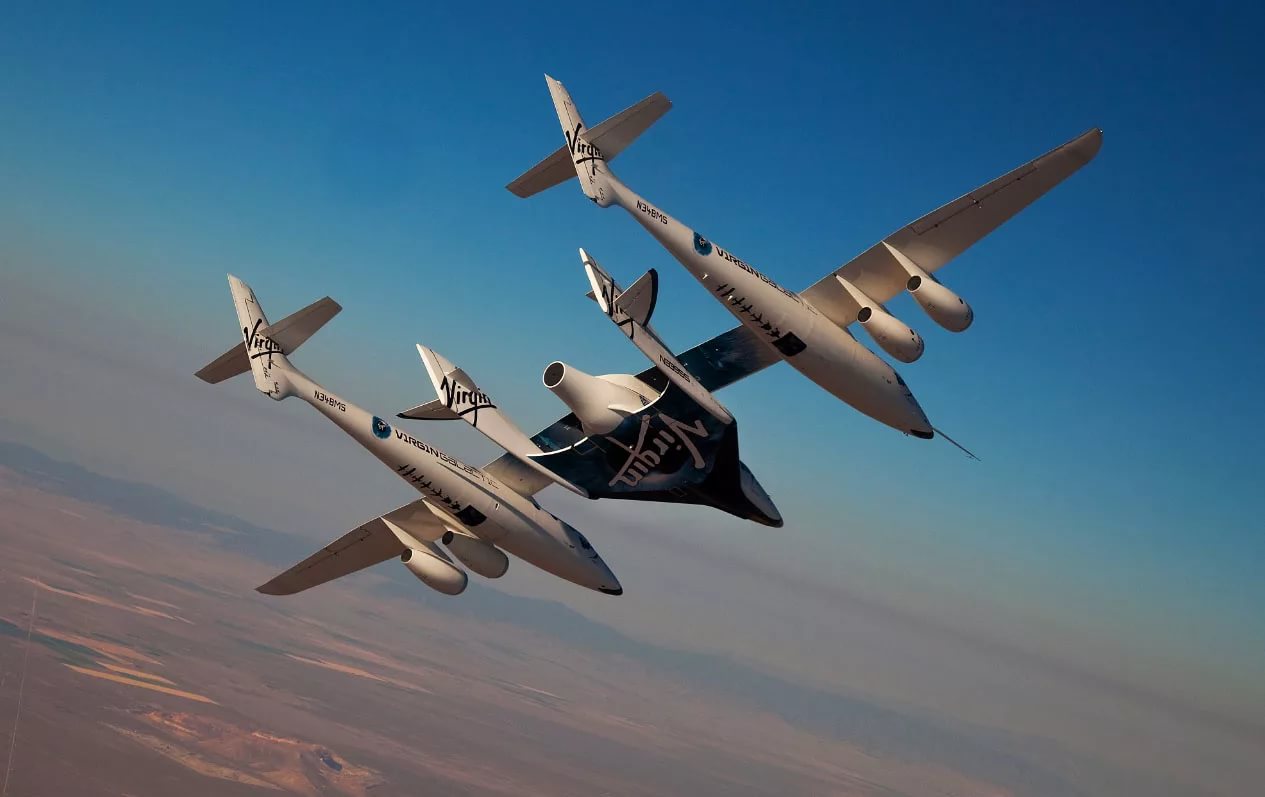 SpaceShipTwo शुरू करने के लिए तैयार करने के लिए उड़ान भरने के साथ एक जेट इंजन