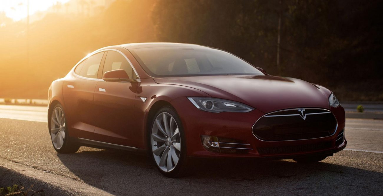 At redde mennesker fra en orkan, Tesla har oplåst batterier af deres biler.