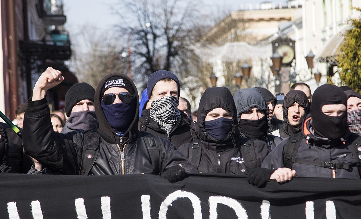 Anonimowość nie uratuje: AI nauczył się rozpoznawać ludzi, które ukrywają twarz