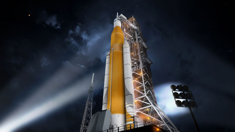 A NASA está tentando reduzir o custo da produção e funcionamento de sua мегаракеты SLS