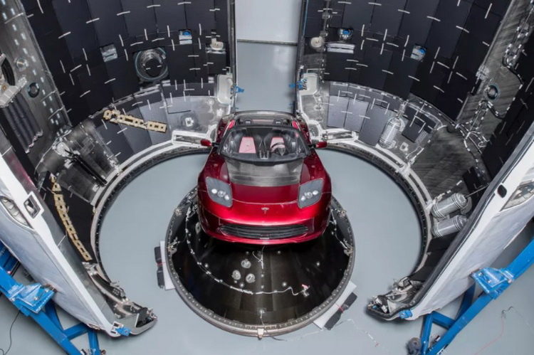 इलेक्ट्रिक गाड़ी एलोन मस्क के लिए तैयार है मंगल ग्रह के चारों ओर उड़ान भरने