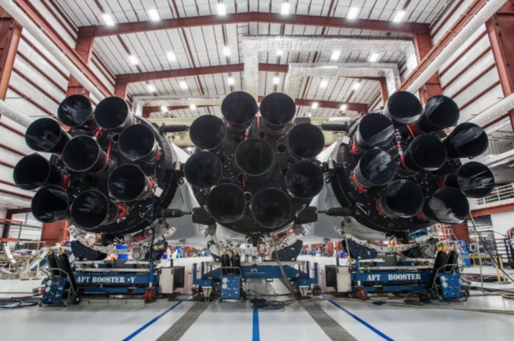 Ilon Masque gösterdi neredeyse toplanan güçlendirici Falcon Heavy