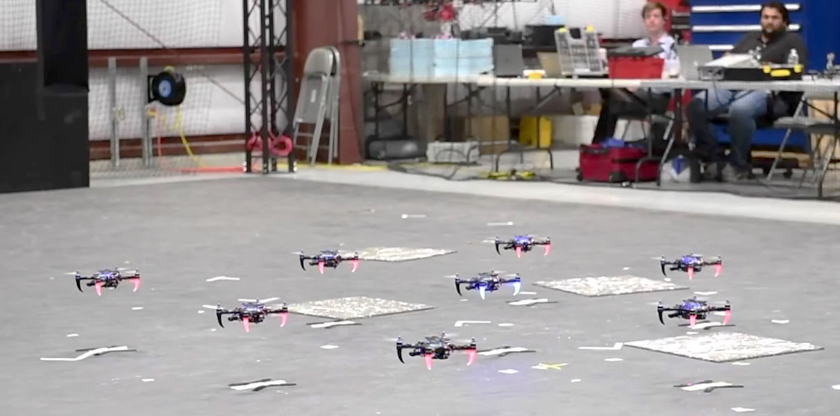 Quadcopters सिखाया उड़ान भरने के लिए झुंड में जीपीएस के बिना