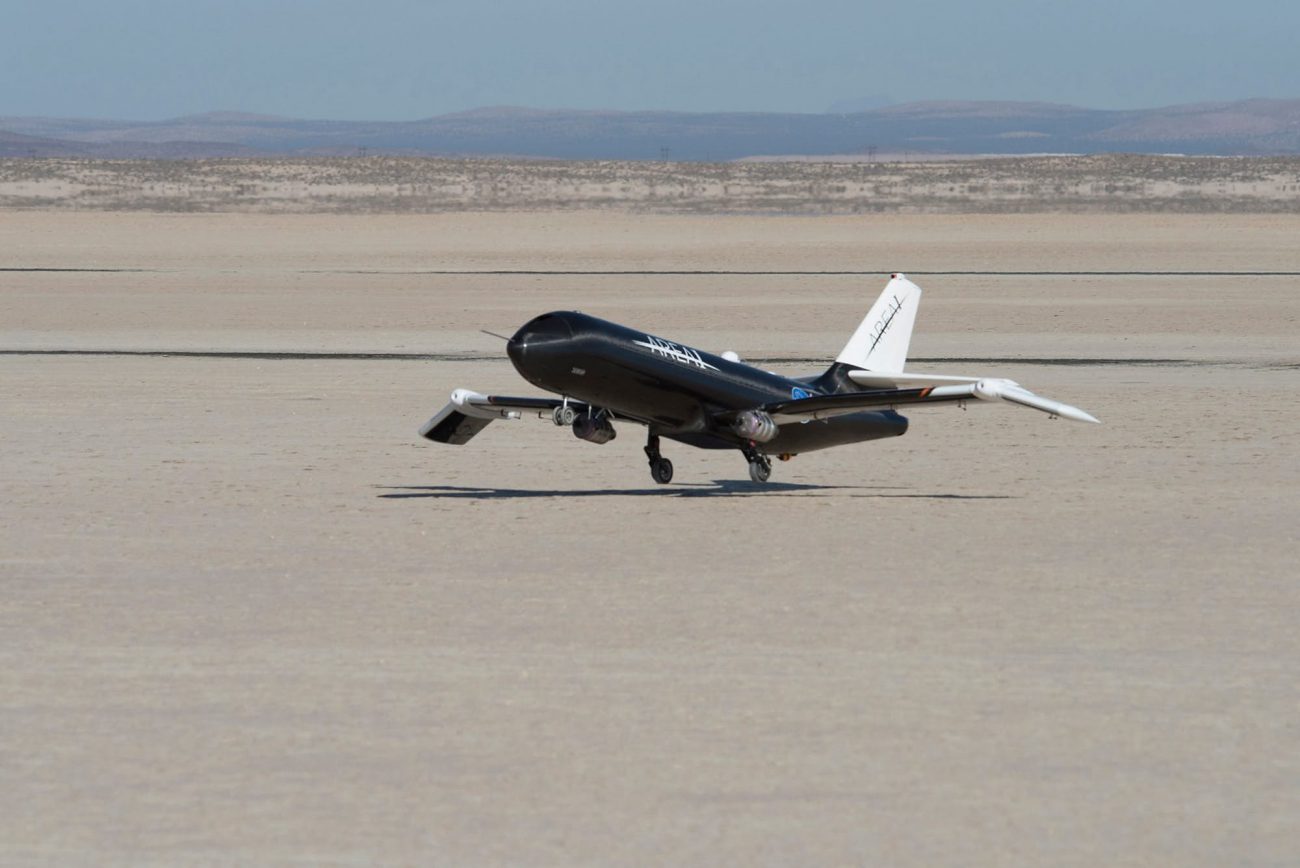 NASAおよびボーイング社と共同で開発、航空機、折り畳み翼