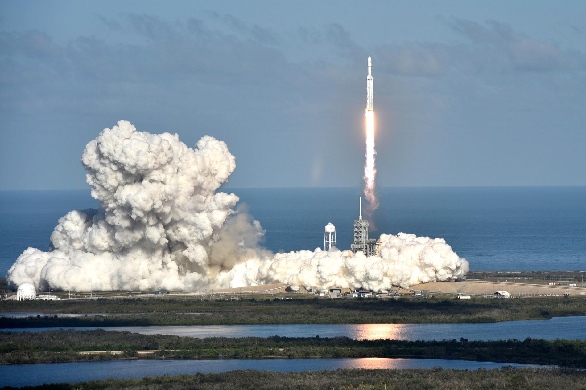 L'auto elettrica razzo Falcon Heavy inviato nello spazio un carico segreto