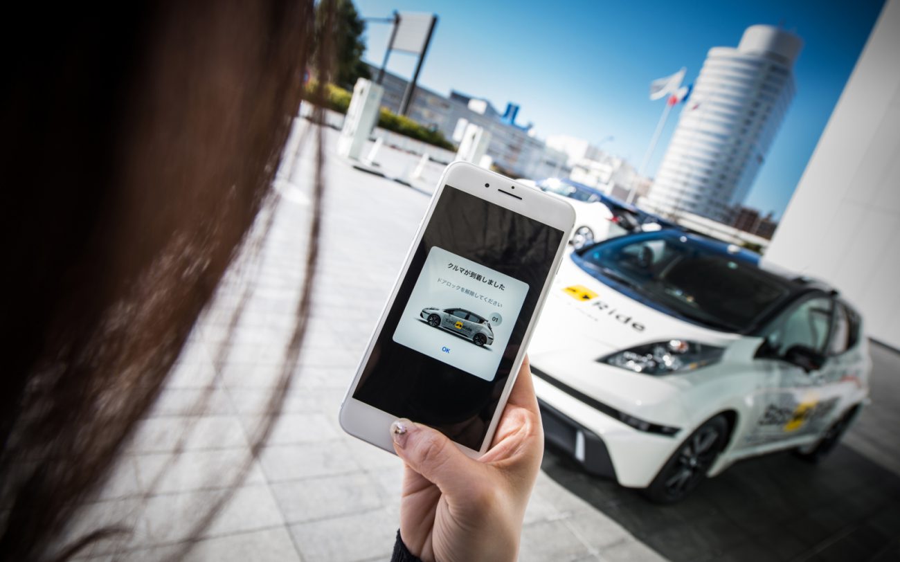 Sans pilote de taxi Nissan prêt à livrer aux passagers