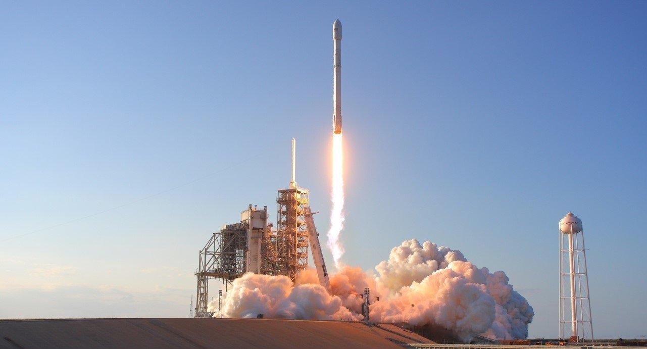 SpaceX framgångsrikt lanserats och de första satelliterna för Internet-distribution