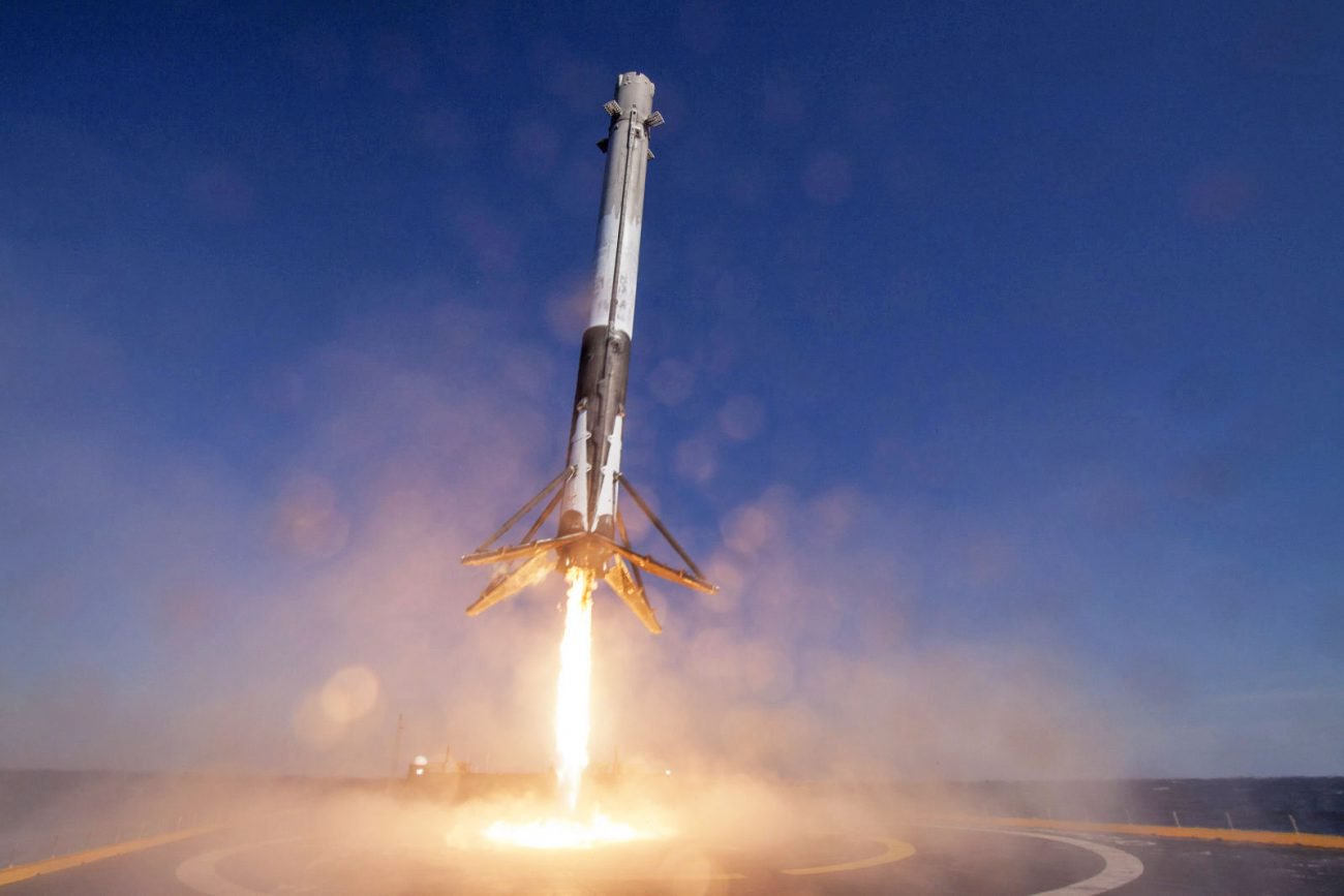 Çift летавшая kademe Falcon 9 «hayatta» iniş su