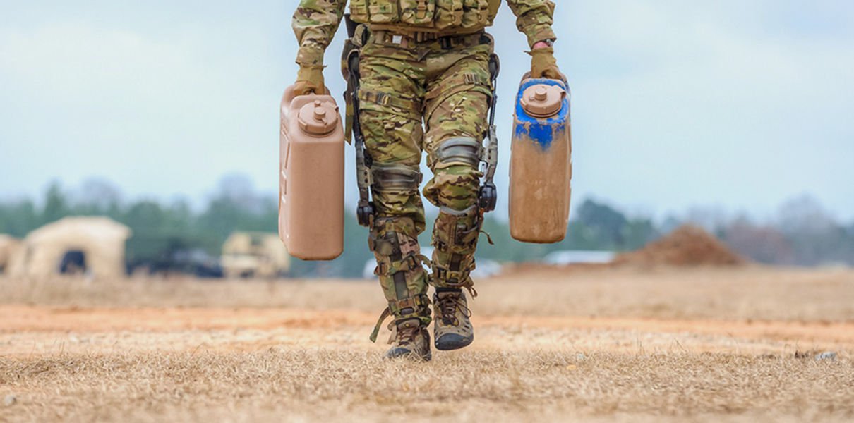 Na China, desenvolveu um exoesqueleto para os militares