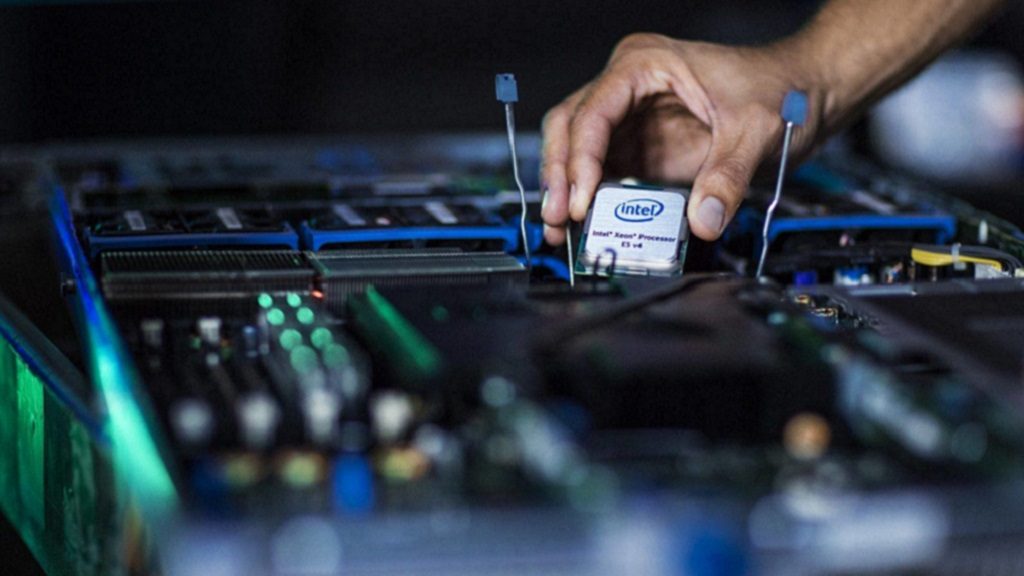 Intel розробляє апаратний прискорювач для майнінг. Він допоможе економити до 35% енергії