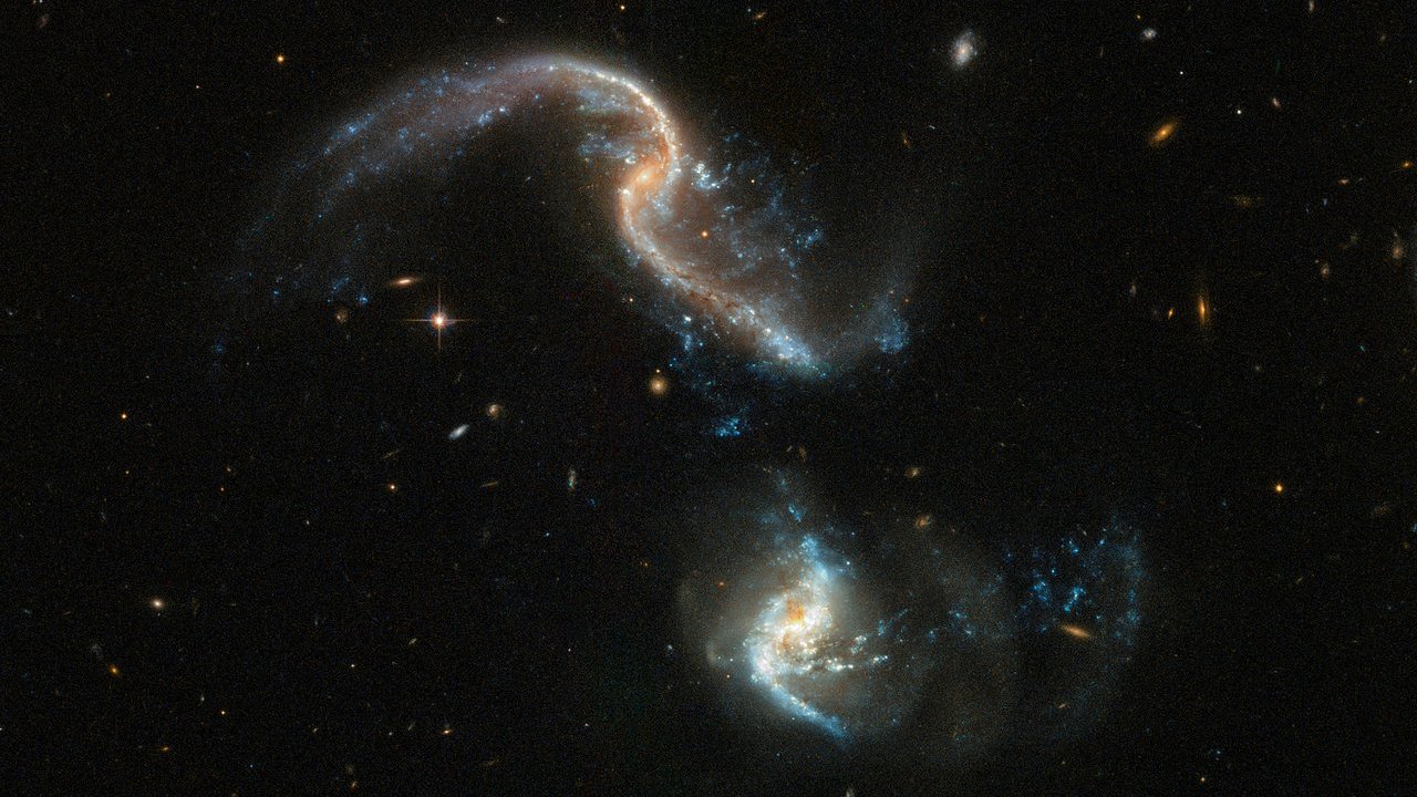 #दिन के फोटो | हबल दूरबीन पर कब्जा कर लिया है दो आकाशगंगाओं के विलय