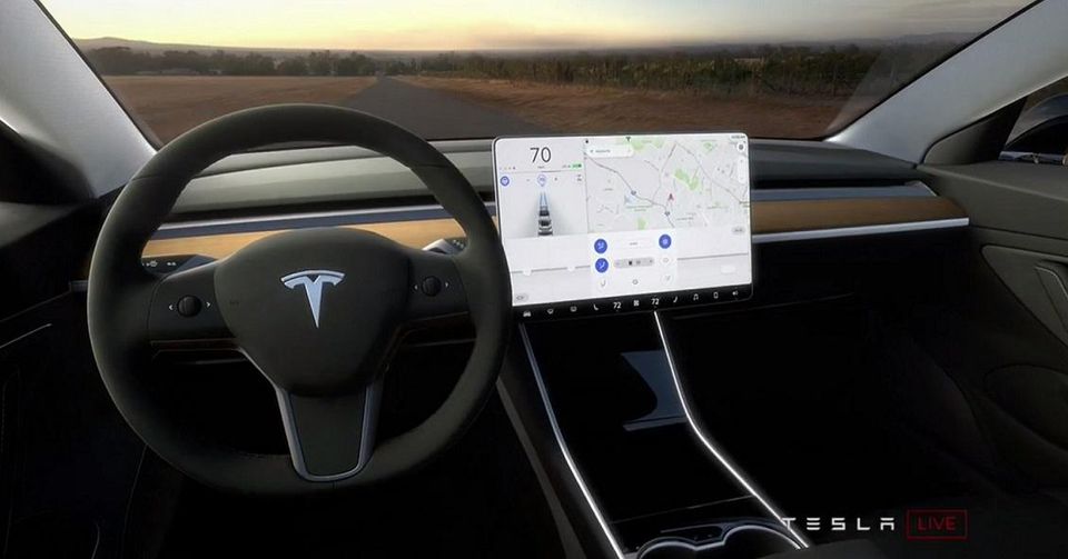 Le propriétaire de Tesla sur un an et demi dépouillés en jeté le volant