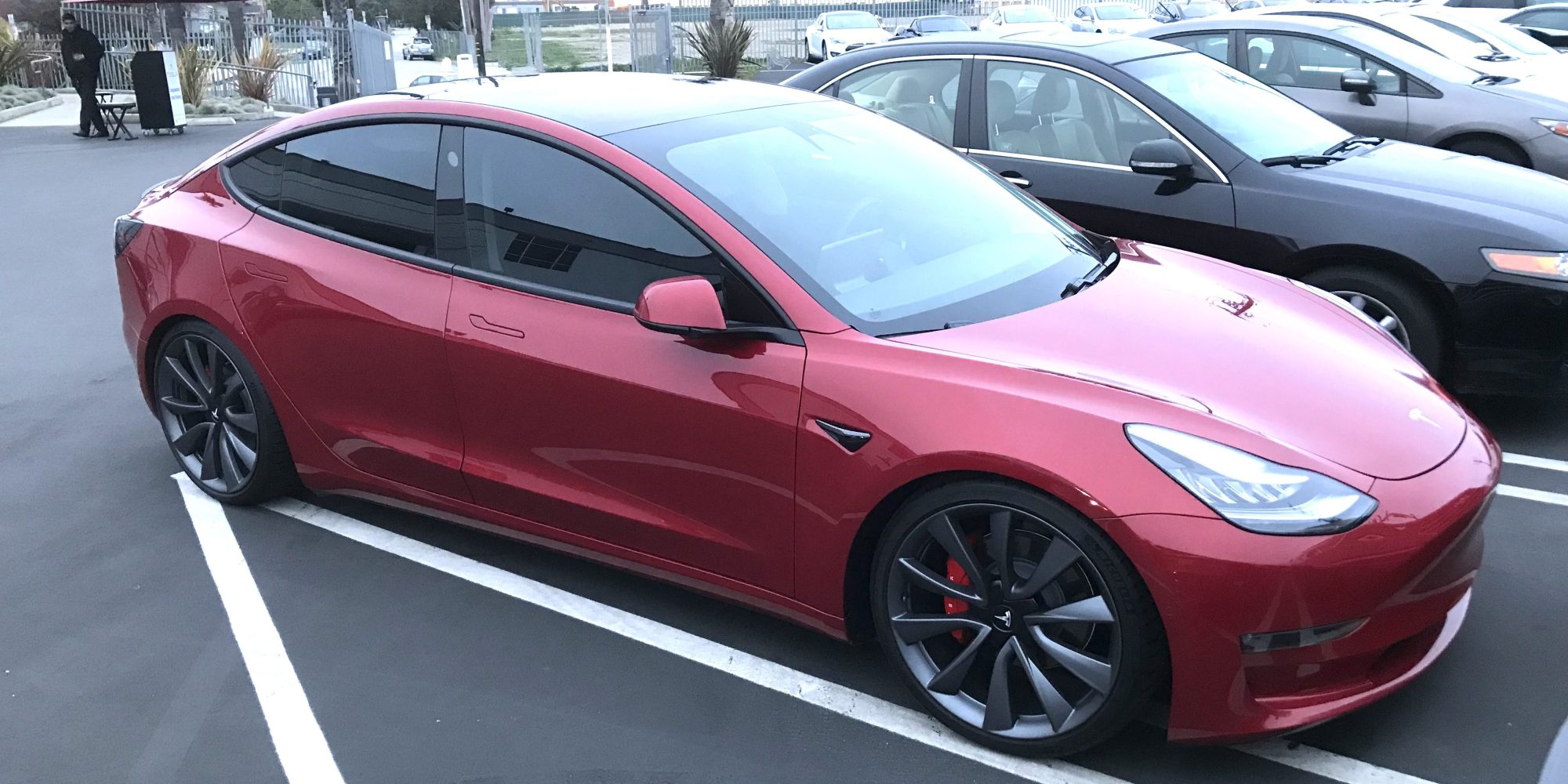 Tesla lancerer hurtigere, mere kraftfulde versioner af Model 3: AWD og Ydeevne
