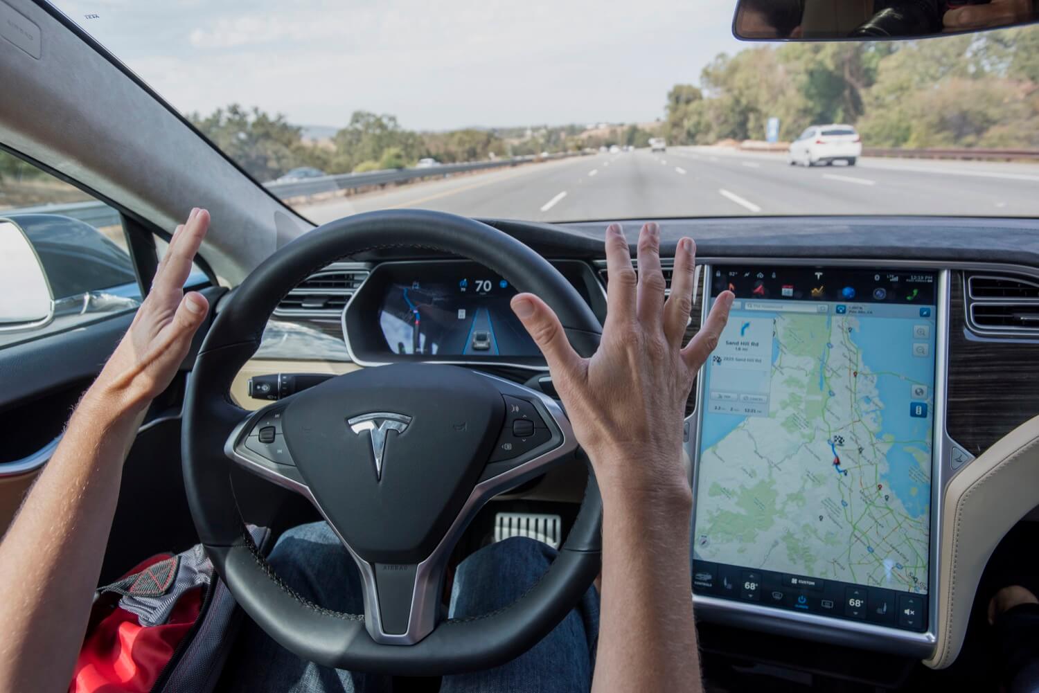 De nouveaux détails d'un récent accident de la Tesla Model S: pilote automatique a travaillé, le conducteur regardé sur le smartphone