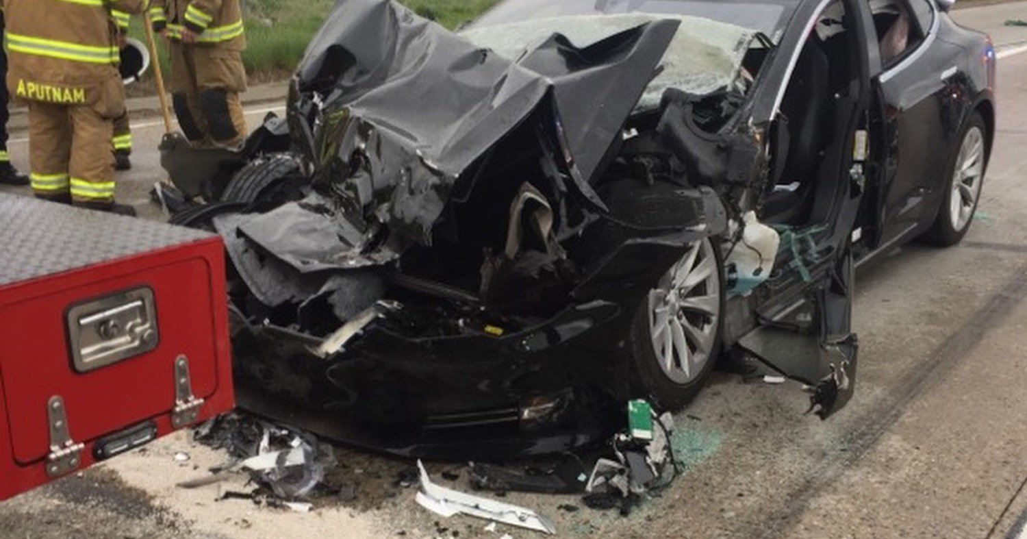 Tesla Model S crashed on a fire truck at the traffic lights