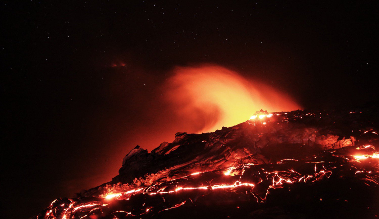 El volcán kilauea inunda la lava de hawaii y destruye las casas