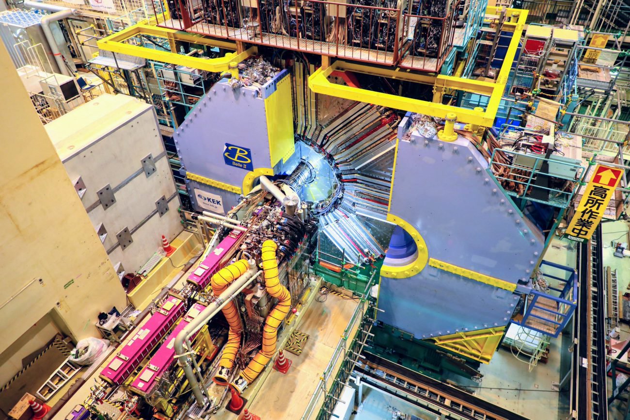 I den mest kraftfulla Collider SuperKEKB hölls den första kollision mellan partiklar