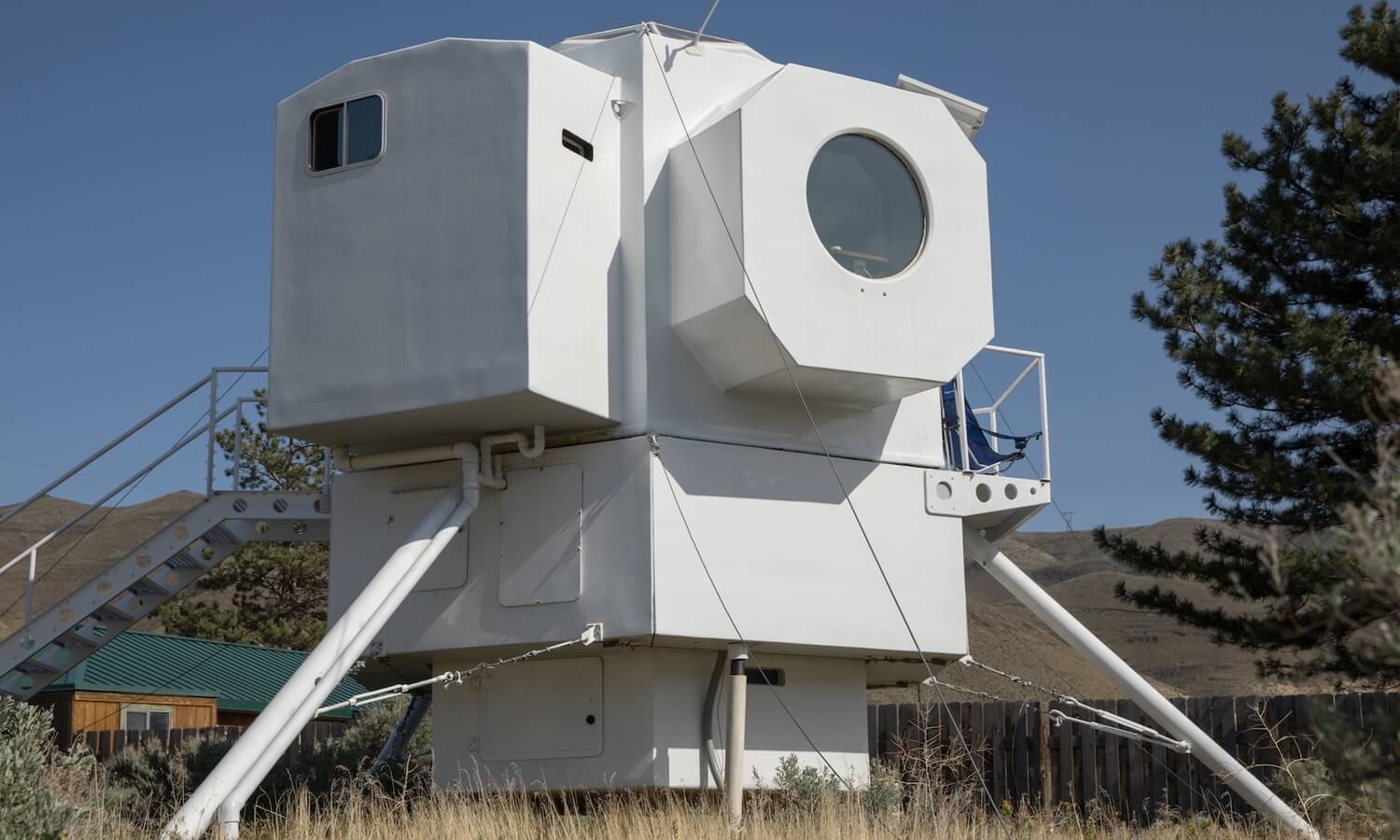 Le module d'atterrissage lunaire, vous pouvez transformer avec le hurlement de la maison, qui a été fait