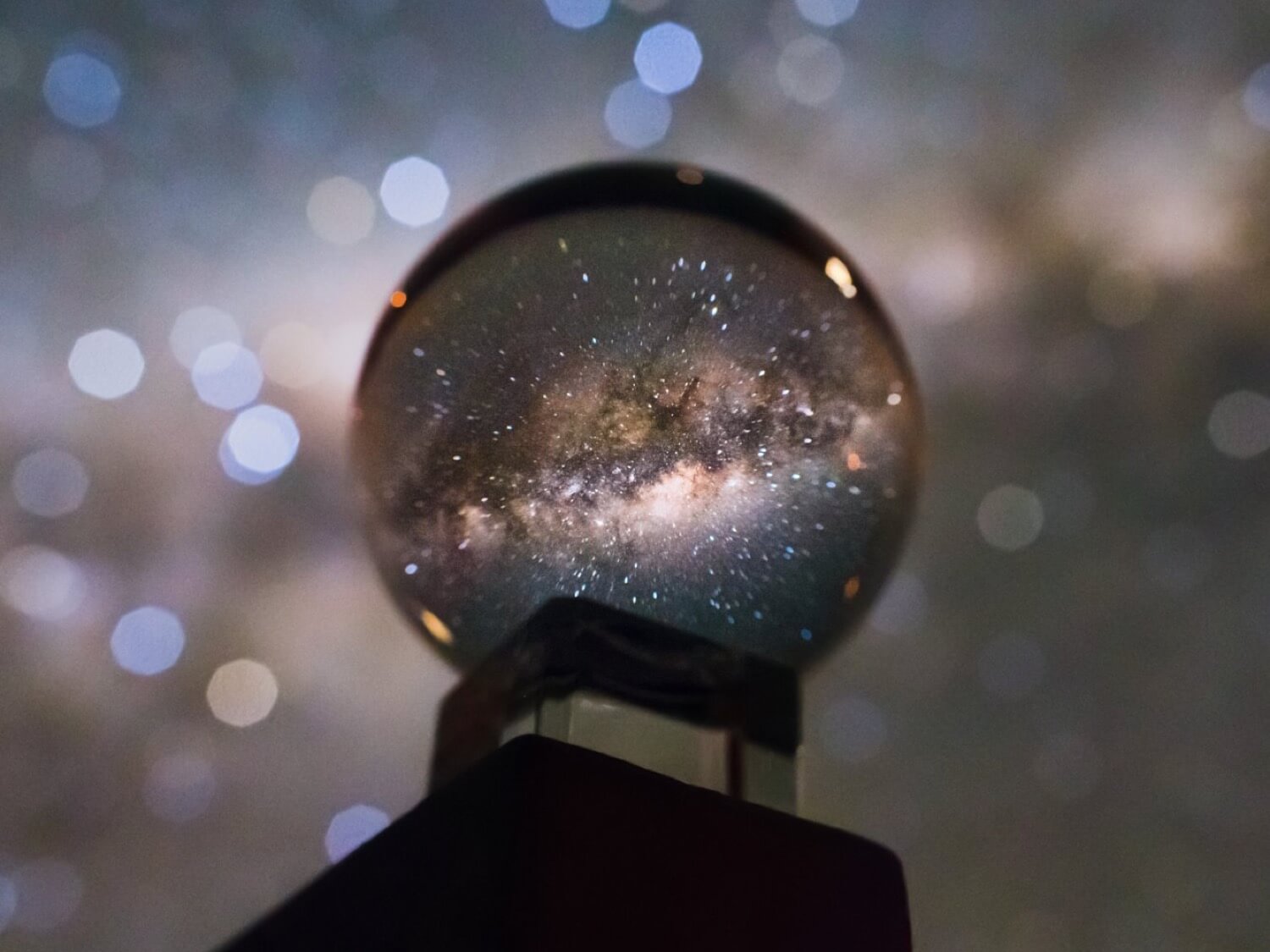 صورة مجرة درب التبانة باستخدام الكرة الكريستال تبدو مذهلة