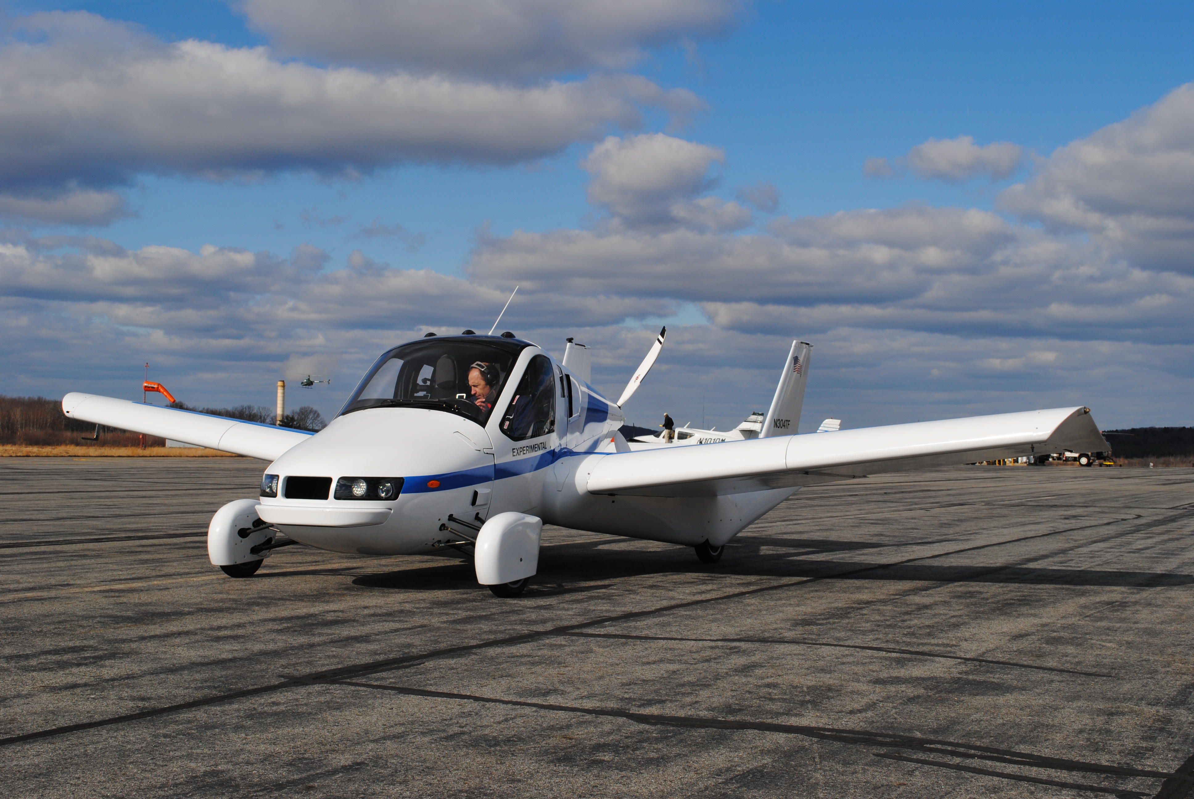 Den flyvende bil fra virksomheden Terrafugia vil gå på salg næste år
