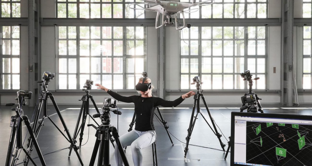 O novo sistema de controle de drones era muito mais conveniente familiar joystick