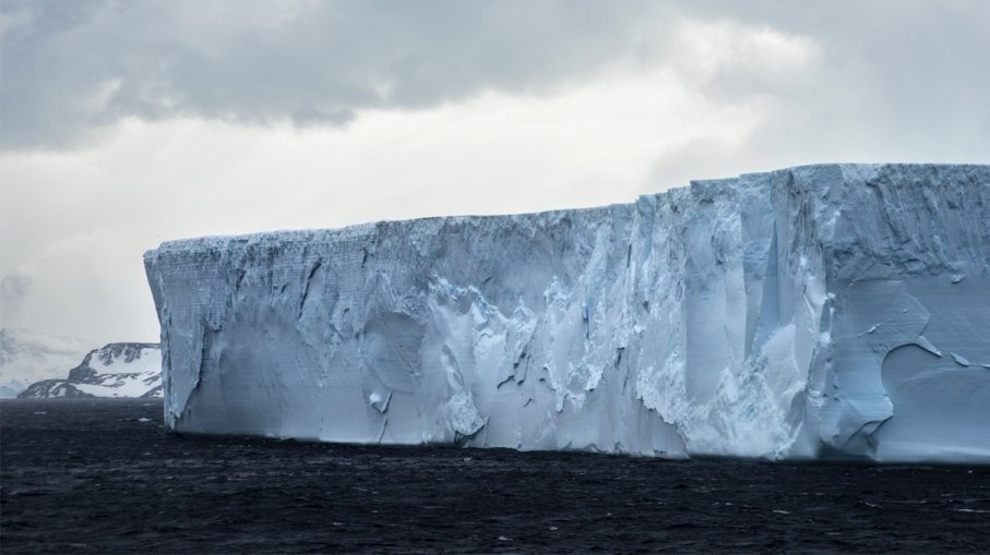 Bir yıl önce Antarktika kaya tabakası büyük bir buzdağı. Ona ne oldu bu arada?