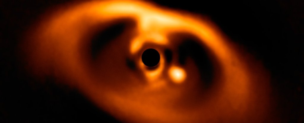 Astronomer har för första gången direkt kan se processen av födelse av planeten