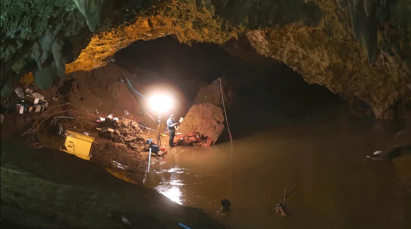 W tajskich jaskiniach zatrzymany dzieci. Jak będą ich ratować?