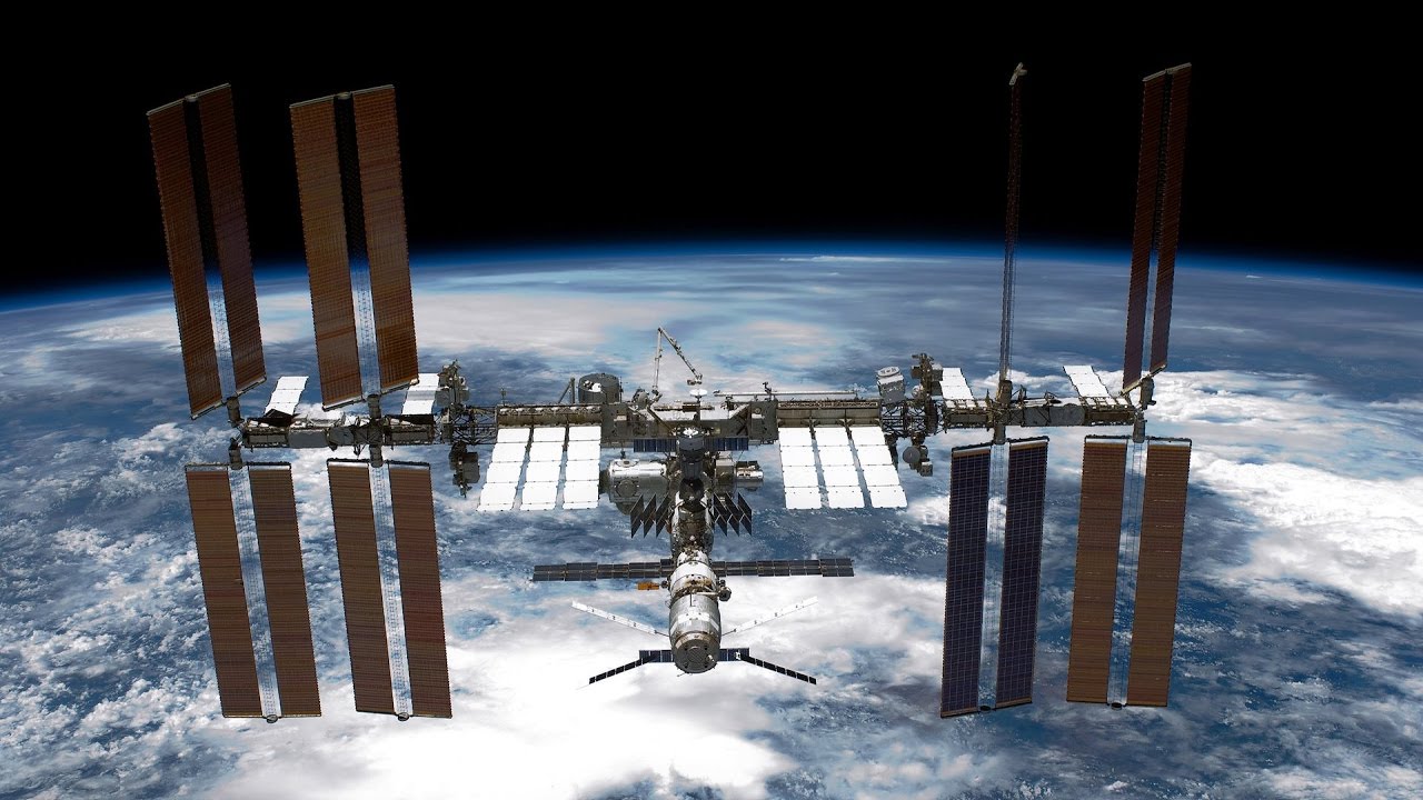 国際宇宙ステーション（ISS）の発見に違反する。 宇宙飛行士のよう修正し、漏れ