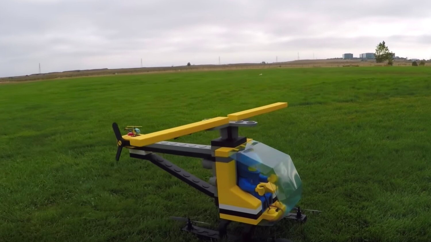 Amatör квадрокоптеров inşa edilmiş dev bir LEGO helikopter