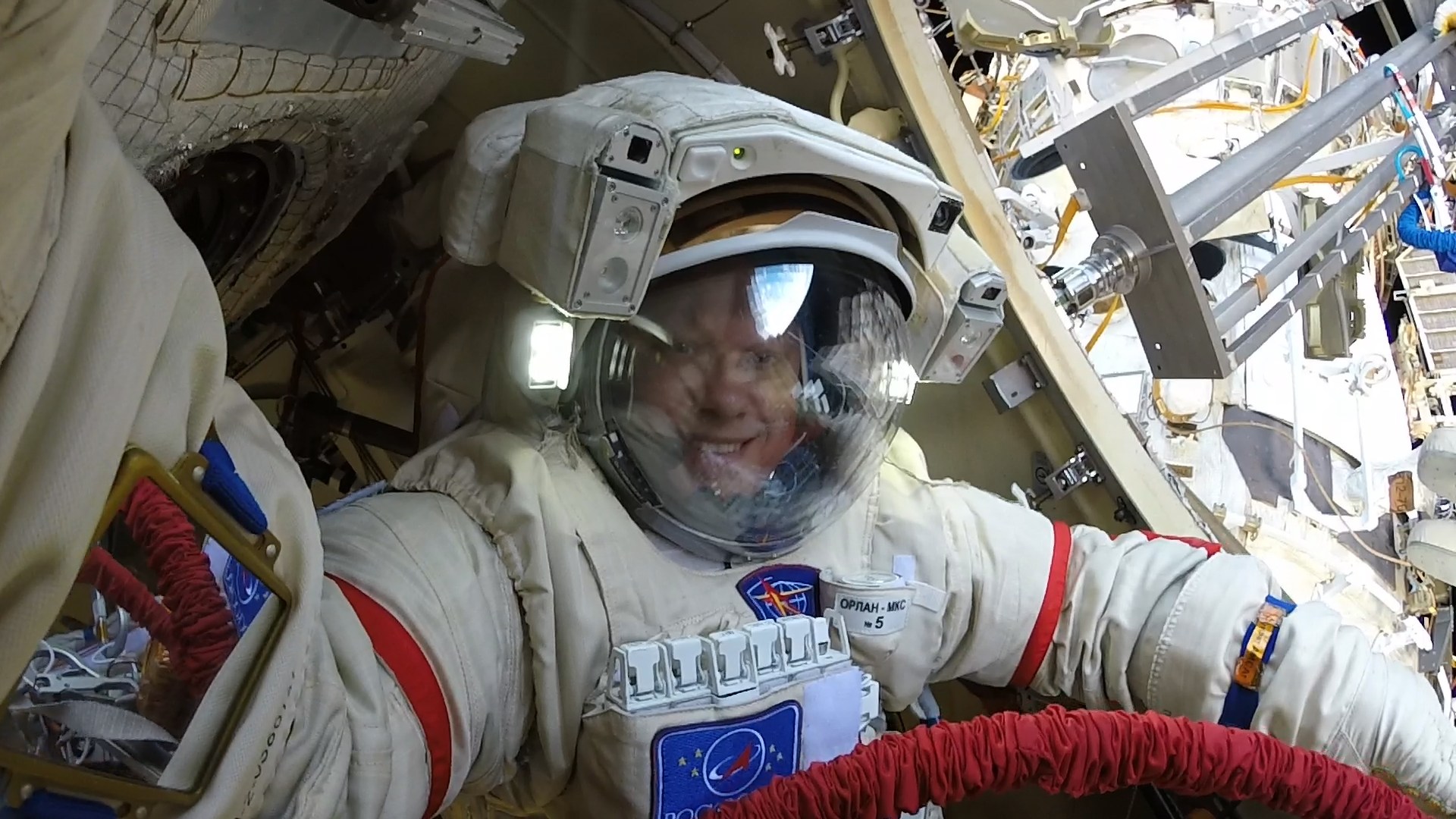#galería | Cosmonauta ruso oleg artemyev compartió fotos de la salida al espacio exterior